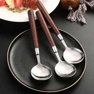 Ensemble de cuillères et fourchettes en acier inoxydable avec poignée en bois élégante, finition mate, couverts de qualité supérieure pour une mise en place de table moderne - Product Image 4