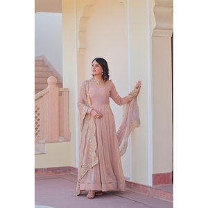 Robe Salwar Kameez en soie rose multi-brodée de sequins pour mariages, taille M - Product Image 3