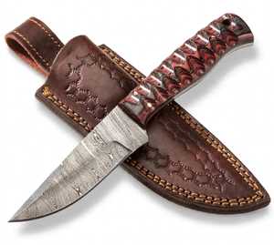 Cuchillo de Cocina Artesanal de Acero de Damasco con Mango de Madera Roja Texturizada y Funda de Cuero - Product Image 1