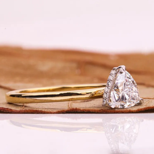 Anillo de compromiso de lujo para mujer con diamante de laboratorio de 3 quilates talla trillón, halo oculto y engaste de puntas, chapado en oro de 18K y rodio, VS - Product Image 2