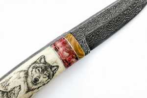 Couteau utilitaire artisanal en acier Damas avec gravure de loup en scrimshaw, manche en os de chameau, qualité DIY, OEM disponible - Product Image 6