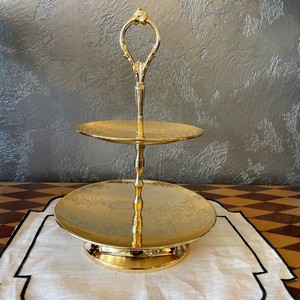 Support à gâteau décoratif vintage en laiton à deux niveaux avec gravure florale pour les événements de mariage et la décoration de table de cuisine - Product Image 3