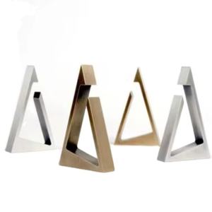 Abrebotellas de Metal Triangular de tono de Color personalizado de alta calidad Impresionante regalo personalizado para los amantes de la barra - Product Image 1