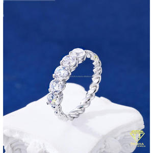Bague de luxe en moissanite VVS à coupe ronde, cinq pierres, ton or, bande torsadée, élégante, pour fiançailles et mariage, pour femme - Product Image 4