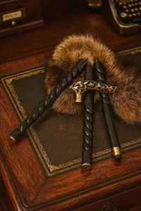 Bâtons de marche rustiques modernes en bois naturel écologique avec poignée en laiton poli, idéaux pour les cadeaux - Product Image 3