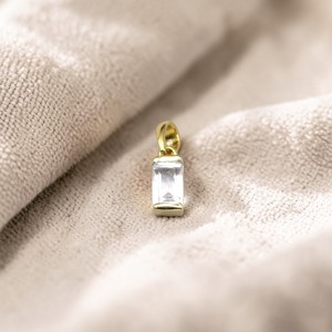 Pendentif minimaliste en quartz cristal plaqué or |   Bijou délicat avec pierre transparente taille baguette, cadeau pour elle - Product Image 1