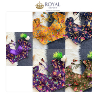Fournisseur indien vendant des blouses en soie pure de qualité supérieure, entièrement cousues, avec de magnifiques broderies florales, col en V, en vente