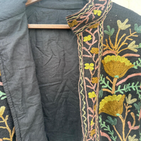 Veste d'hiver artisanale brodée Suzani avec un design bohème TNT, en coton chaud et respirant, avec des détails floraux artistiques