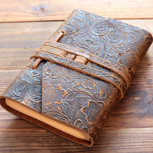 Carnet en cuir véritable fait main personnalisé, motif floral embossé, reliure cousue, porte-stylo, sangle de fermeture, logo personnalisé - Product Image 2