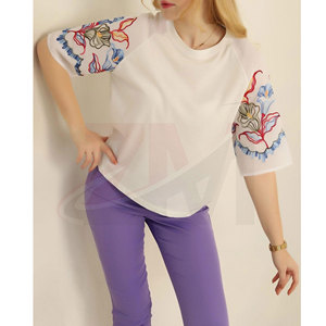 T-shirt blanc à broderie florale pour femmes, manches courtes, col rond, coupe ample, décontracté, 100% coton, haut de printemps et d'été - Product Image 3