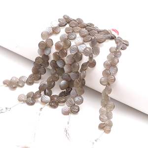 Cuentas de piedra lunar gris natural talladas en forma de concha, perforadas lateralmente, de 9-10 mm, cuentas de piedra lunar talladas a mano para la fabricación de joyas y venta al por mayor. - Product Image 6