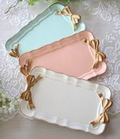 Plateau de service en métal au design élégant avec finition émail brillant, idéal pour un usage quotidien, des occasions spéciales et une présentation décorative en cuisine.