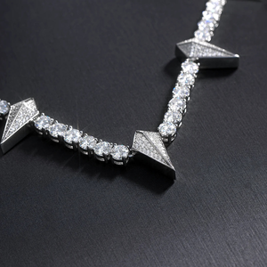 Collar de Lujo Unisex con Forma de Flecha Geométrica, con Moissanita, Chapado en Oro sobre Plata 925, Corte Baguette, Engaste de Garra - Product Image 3