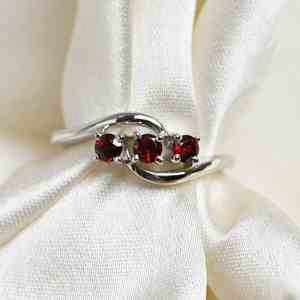 Anillo de Compromiso y Boda de Plata de Ley 925 con Oro de 14K y Granate Rojo Natural de Tres Piedras para Mujer, Gema de Lujo, Piedra de Nacimiento de Enero - Product Image 1