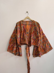 Haut court bohème en soie indienne recyclée avec manches cloche, style sari, pour femme, idéal pour les festivals - Vente en gros - Product Image 2