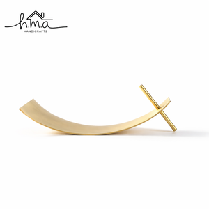 Porte-encens moderne en laiton courbé, support minimaliste pour bâtonnets, plateau décoratif pour parfums d'intérieur, accessoire élégant pour la méditation - Product Image 1