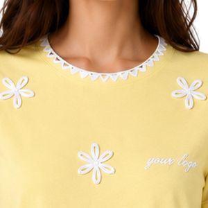 Camiseta de Mujer con Bordado Floral Amarillo Limón, Ribete Blanco en Contraste, Cuello Redondo, Manga Corta, Estilo Casual, OEM, ODM, Personalizable - Product Image 5