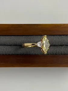 Anillo de compromiso elegante vintage de oro amarillo macizo con diamante amarillo de corte marquesa cultivado en laboratorio y piedras laterales trillón - Product Image 4