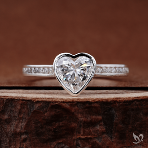 Anillo de diamante cultivado en laboratorio con corte en forma de corazón, inspirado en el amor, con engaste de bisel de 1.0 quilates y banda de canal en oro blanco de 10k. - Product Image 1