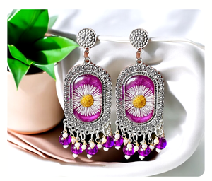 Boucles d'oreilles tendance faites à la main en résine époxy avec fleurs séchées, en métal plaqué argent, style Jhumka, pendantes florales, bijoux ethniques bohèmes vintage - Product Image 2