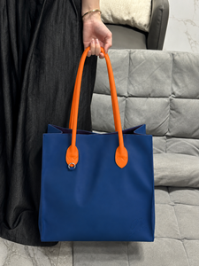 Sac fourre-tout en cuir PU bleu avec poignées d'épaule orange, fermeture à glissière et bouton - Sac à main tendance pour le quotidien, les voyages et les courses - Product Image 3