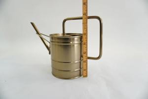 Regadera de metal dorado de primera calidad con pico largo para el cuidado de plantas en balcones, terrazas y patios, hecha a mano en India. - Product Image 4