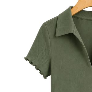 เสื้อโปโลครอปผู้หญิงสีเขียวมะกอก แขนสั้น ทรงเข้ารูป คอวี ผ้าถักลายริบ ยืดหยุ่นได้ ผลิตจากผ้าฝ้ายผสมสแปนเด็กซ์ สไตล์ลำลอง แฟชั่นฤดูร้อน - Product Image 3