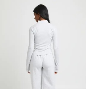 Conjunto de Sudadera Transpirable con Cuello Redondo y Pantalones Deportivos para Mujer, Fabricante de Ropa al por Mayor con Logotipo Personalizado OEM/ODM y Marca Privada - Product Image 4