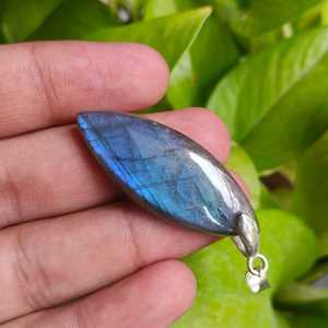 NIKHIL GEMS Pendentif en labradorite de qualité supérieure 44 carats Pierre précieuse bleue naturelle Argent 925 Plaqué or/argent Bijoux vintage unisexe OEM - Product Image 5