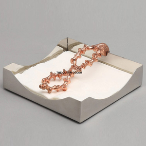 Elegante Anillo para Servilletas de Metal con Diseño de Hoja de Olivo, Moderno y Decorativo, en Color Latón Antiguo - Product Image 2