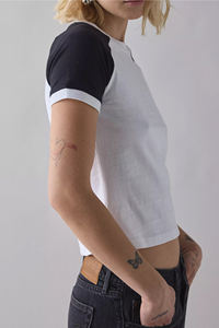 Camiseta Corta de Manga Raglán 100% Algodón para Mujer, Estilo Baby Tee, Venta al por Mayor, Personalizada con Ribete en Contraste, Ajuste Delgado, Estilo Urbano, Camiseta Ringer - Product Image 4