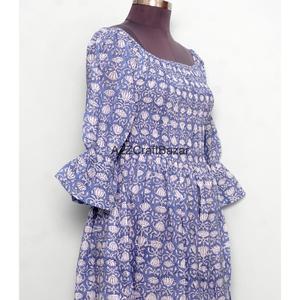 Vestido maxi de algodón hecho a mano, transpirable, informal, vintage, con estampado floral, sin cuello, de corte holgado, con mangas cortas acampanadas, natural. - Product Image 4