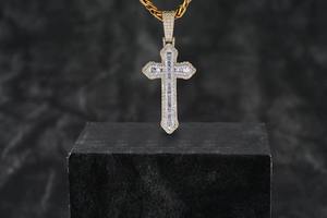 Colgante de Cruz con Moissanita de Corte Redondo, Estilo Hip-Hop, Chapado en Oro de 18K sobre Plata de Ley, Colgante Unisex de Lujo - Product Image 3