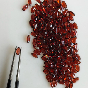 โกเมนสีแดงธรรมชาติ 5x2.5 มม. รูปทรงวงรี คุณภาพดีที่สุด พลอยเม็ดเดี่ยวสำหรับทำเครื่องประดับ - Product Image 4