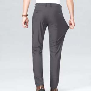 Pantalones deportivos plisados de golf para hombre en gris carbón y negro con tela elástica en cuatro direcciones que absorbe el sudor. - Product Image 2