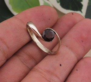 แหวนเงินแท้ 925 ทำมือ ประดับพลอยโกเมนสีแดงธรรมชาติ ฝังแบบ Bezel ดีไซน์คลาสสิก วงกว้าง ประดับพลอยหลากสี เหมาะเป็นของขวัญแต่งงาน สำหรับทุกเพศ - Product Image 1