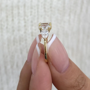 Bague en or jaune 14 carats avec émeraude taille poire, diamant ovale et diamant de laboratoire à 3 pierres – Diamant éco-responsable – Cadeau d'anniversaire - Product Image 3