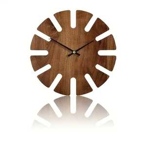 Reloj de Escritorio Nórdico de Madera con Base Inclinada, Manecillas Doradas, Silencioso, de Cuarzo Analógico, Moderno y Decorativo - Product Image 5