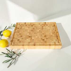 Planche à découper en bois de frêne à grain d'axe avec rainure pour les jus – Planche de boucher artisanale en bois, cadeau de cuisine - Product Image 6