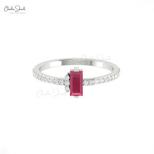 Bague de fiançailles et de mariage en or massif 14 carats avec rubis et diamants de 0,47 carat, taille baguette, en promotion - Product Image 3