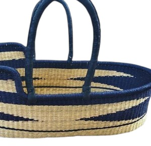Panier à langer artisanal en jonc de mer bleu marine à motif ondulé avec poignée foncée, servant également de panier à langer élégant en rotin pour enfant - Product Image 3
