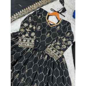 ชุดทำงานปักลาย Chinon สีดำดูปองตา - Product Image 2