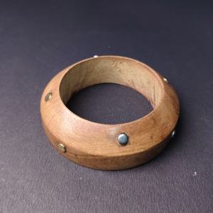 Bracelet classique conique en bois naturel avec accents minimalistes en argent et or - Bracelet en bois concave organique - Intemporel - Product Image 2