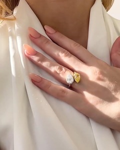 Bague de fiançailles et de mariage tendance pour femme, 4 carats, en or 14K, avec deux pierres fantaisie jaunes et blanches de forme poire, cultivées en laboratoire, certifiées IGI, style Toi et Moi - Product Image 4