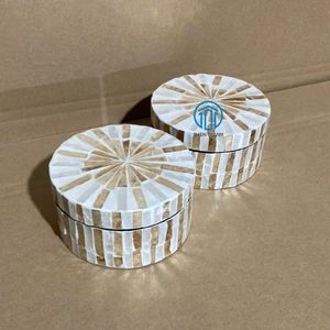 New Arrival Handmade Sustainable Mother Of Pearl Round <b>Gift</b> <b>Box</b> With Lid Luxury <b>Ramadan</b> Eid Favor Packaging Bulk Supply - Product Image 3