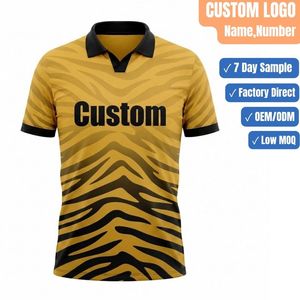 เสื้อโปโลคอวีทรงเรโทรสำหรับผู้ชาย พร้อมโลโก้ปักแบบกำหนดเอง ลายทางสีขาว และปกเสื้อสีตัดกัน สไตล์ลำลองแนวสตรีทแวร์ - Product Image 1