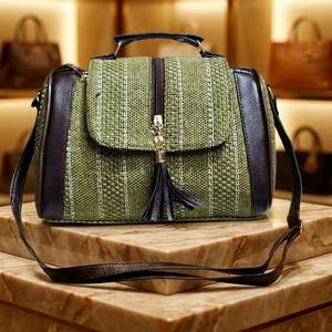 Bolso de Doctora Hecho a Mano en Tela Verde Tejida, Bolso de Lona con Textura Étnica y Borla para Mujer - Product Image 1