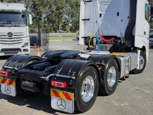 Camión Tractor Diésel 6x4 con Volante a la Izquierda para Logística y Transporte de Carga Internacional - Product Image 3