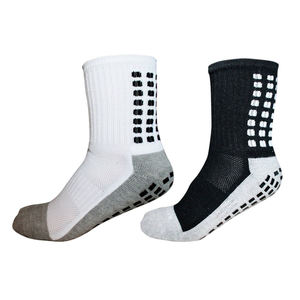 Chaussettes de sport pour adultes en polyester/nylon tricoté, fines, respirantes, à compression, avec blocs de couleur, logo personnalisé et numéro du joueur sur le bord. - Product Image 4