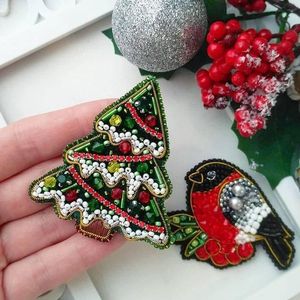 Broche Bordado y Adornado con Cuentas Personalizable de MD HANDICRAFTS para Bodas y Fiestas - Product Image 3